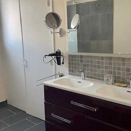 Holiday home Maison A - 6 Personnes, Animaux Admis, Parking, Proche - Fr-1-823-22 *